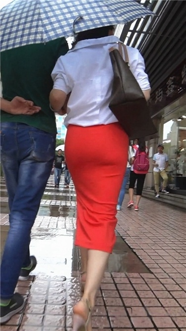 雨中红裙美妇[MP4/568MB]