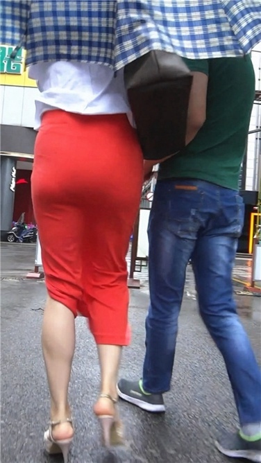 雨中红裙美妇[MP4/568MB]