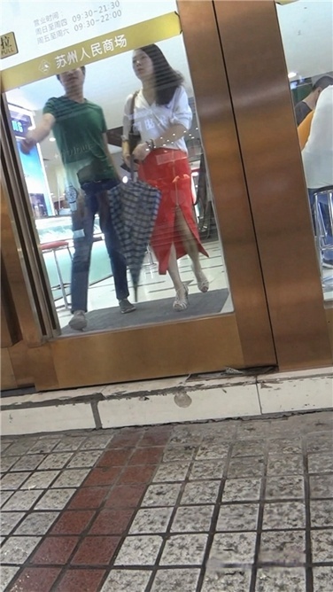 雨中红裙美妇[MP4/568MB]