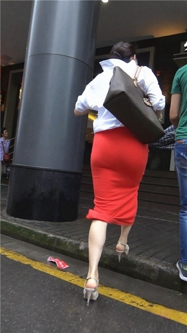 雨中红裙美妇[MP4/568MB]