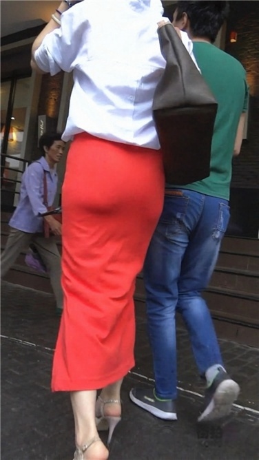 雨中红裙美妇[MP4/568MB]