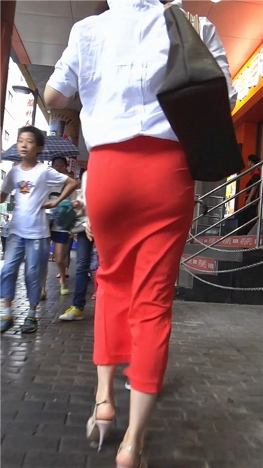 雨中红裙美妇[MP4/568MB]