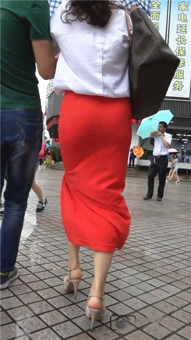 雨中红裙美妇[MP4/568MB]