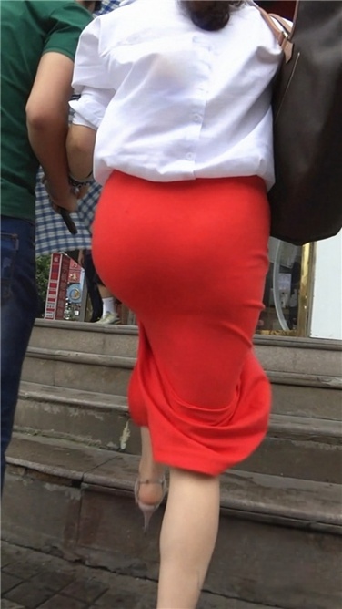 雨中红裙美妇[MP4/568MB]