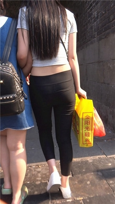 性感的高挑黑色紧身裤美女[MP4/603MB]