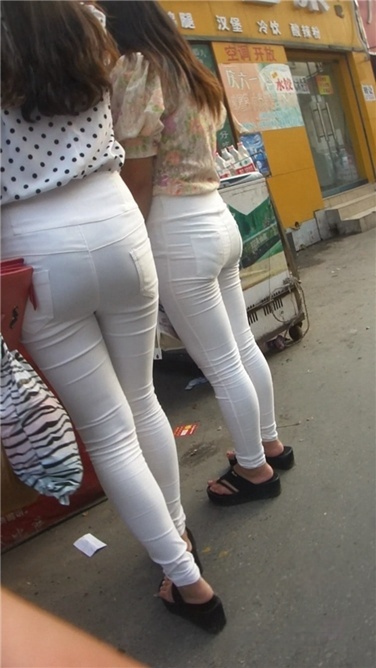 双白裤大臀姐妹花[MP4/1.17GB]