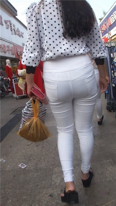 双白裤大臀姐妹花[MP4/1.17GB]