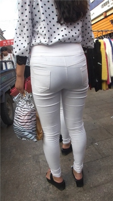 双白裤大臀姐妹花[MP4/1.17GB]