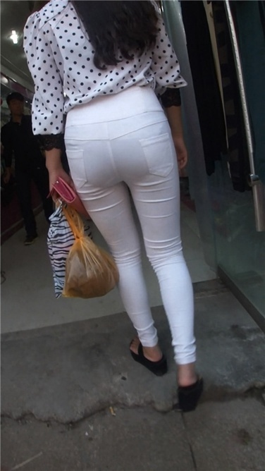 双白裤大臀姐妹花[MP4/1.17GB]