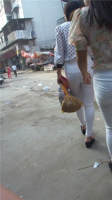 双白裤大臀姐妹花[MP4/1.17GB]