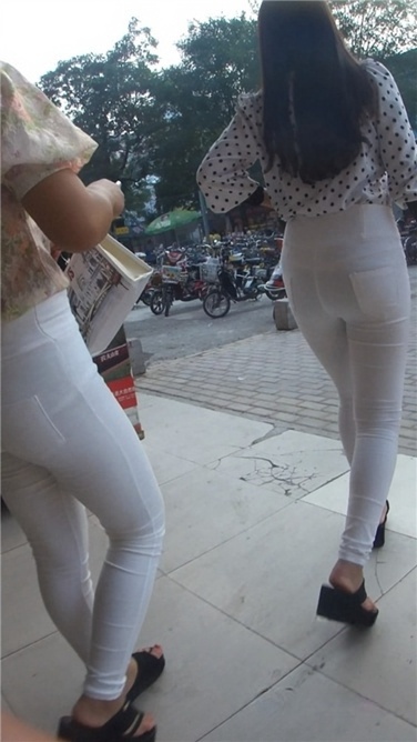 双白裤大臀姐妹花[MP4/1.17GB]