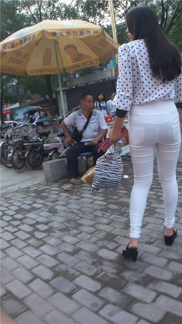 双白裤大臀姐妹花[MP4/1.17GB]