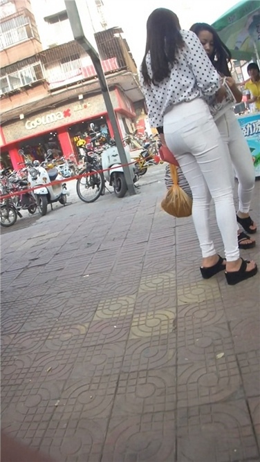 双白裤大臀姐妹花[MP4/1.17GB]