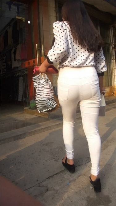 双白裤大臀姐妹花[MP4/1.17GB]