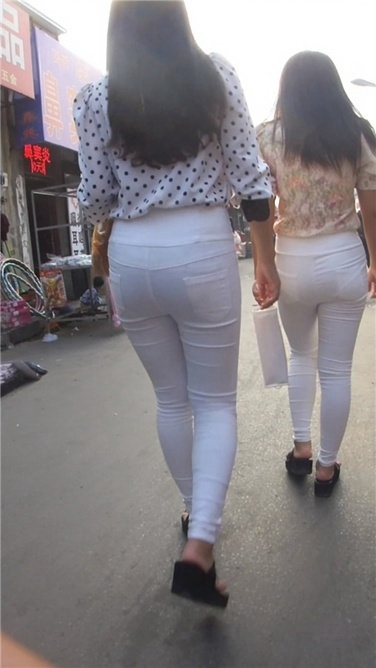 双白裤大臀姐妹花[MP4/1.17GB]