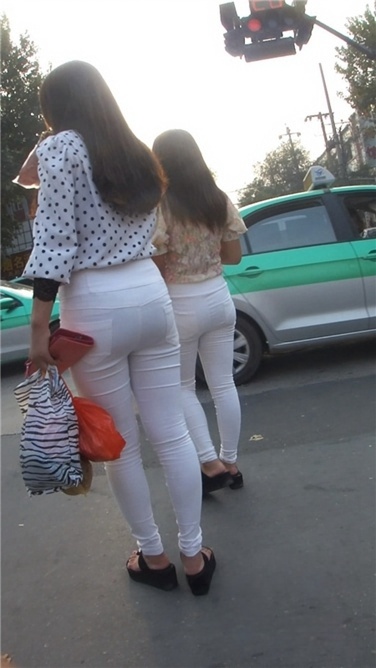 双白裤大臀姐妹花[MP4/1.17GB]