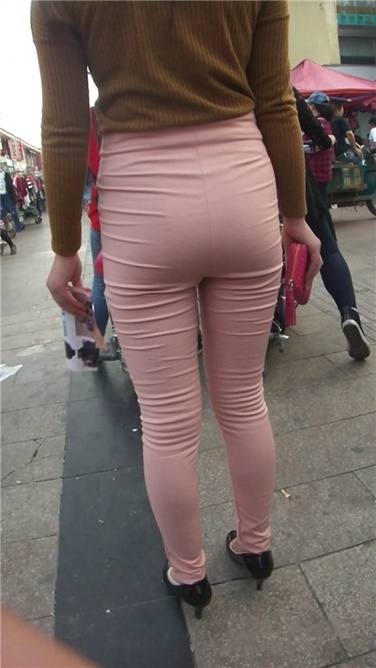 极致紧身粉裤高挑熟女[MP4/988MB]