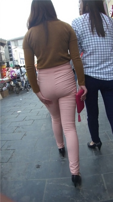 极致紧身粉裤高挑熟女[MP4/988MB]