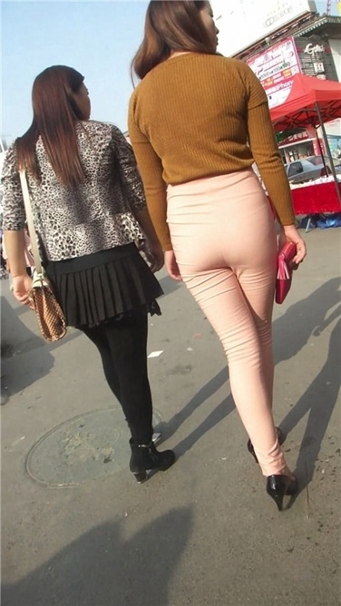 极致紧身粉裤高挑熟女[MP4/988MB]