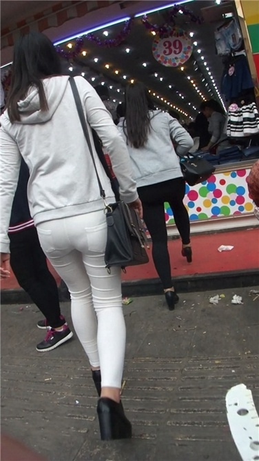 紧身白裤学生MM摔倒了[MP4/1.5G]