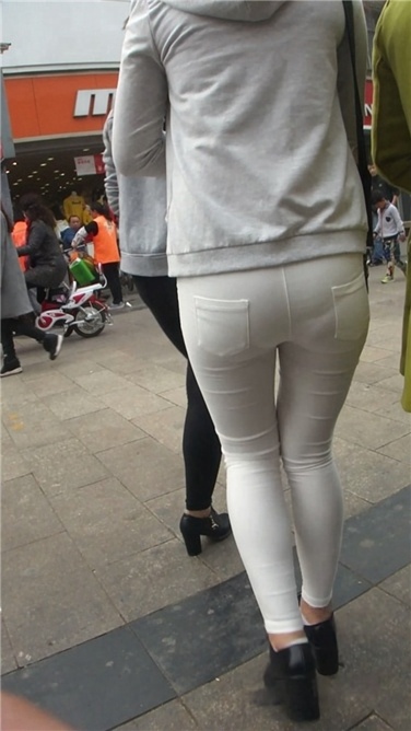 紧身白裤学生MM摔倒了[MP4/1.5G]