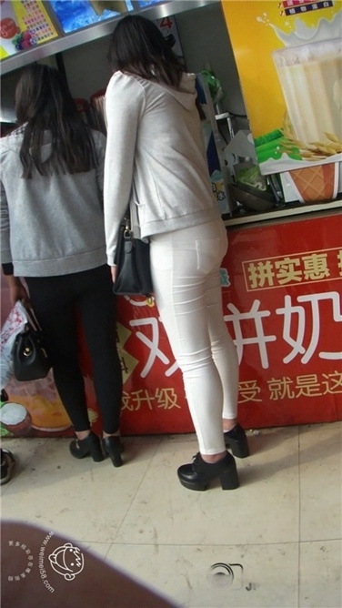 紧身白裤学生MM摔倒了[MP4/1.5G]