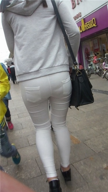 紧身白裤学生MM摔倒了[MP4/1.5G]