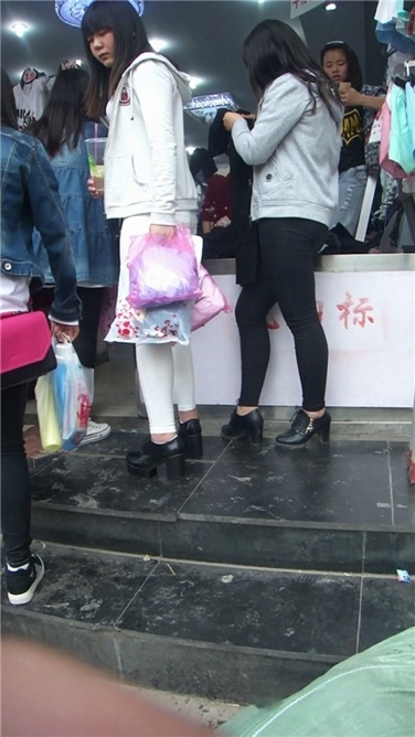 紧身白裤学生MM摔倒了[MP4/1.5G]