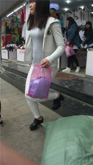 紧身白裤学生MM摔倒了[MP4/1.5G]