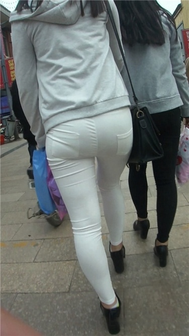 紧身白裤学生MM摔倒了[MP4/1.5G]