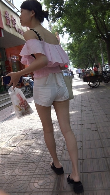 抹胸粉衫白色热裤MM[MP4/583MB]