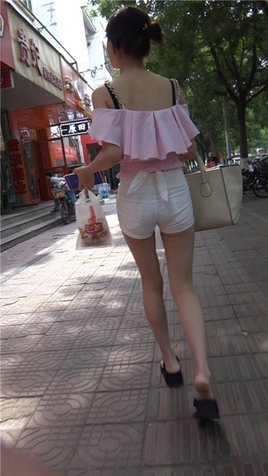 抹胸粉衫白色热裤MM[MP4/583MB]