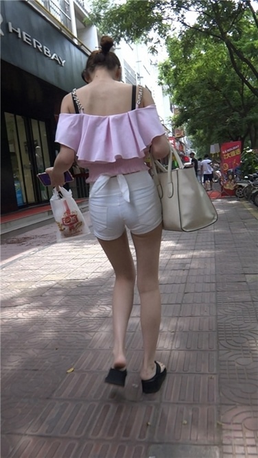 抹胸粉衫白色热裤MM[MP4/583MB]