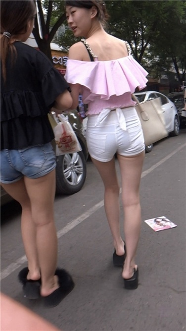 抹胸粉衫白色热裤MM[MP4/583MB]