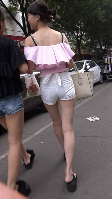 抹胸粉衫白色热裤MM[MP4/583MB]