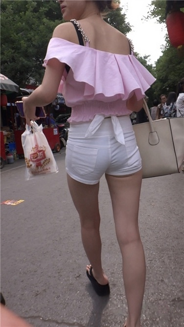 抹胸粉衫白色热裤MM[MP4/583MB]