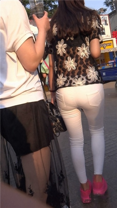 紧身白裤包臀润臀MM[MP4/703MB]