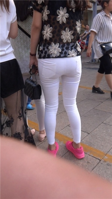 紧身白裤包臀润臀MM[MP4/703MB]