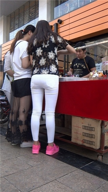 紧身白裤包臀润臀MM[MP4/703MB]