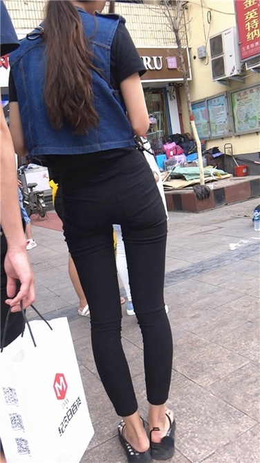 黑色紧身长腿妹妹[MP4/3GB]