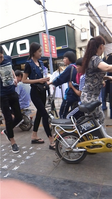 黑色紧身长腿妹妹[MP4/3GB]