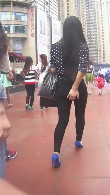 黑色紧身铅笔裤长发美女[MP4/622MB]