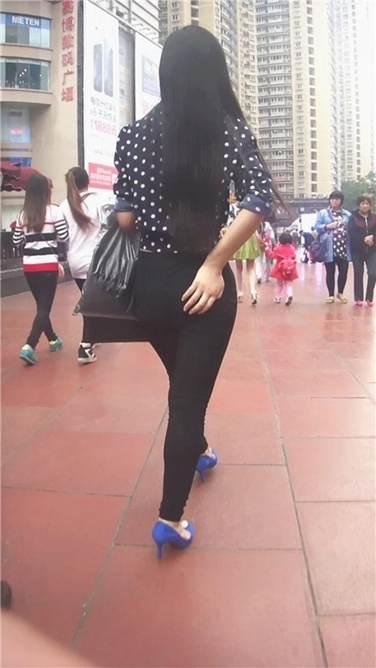 黑色紧身铅笔裤长发美女[MP4/622MB]