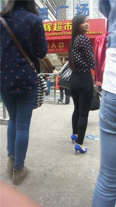 黑色紧身铅笔裤长发美女[MP4/622MB]