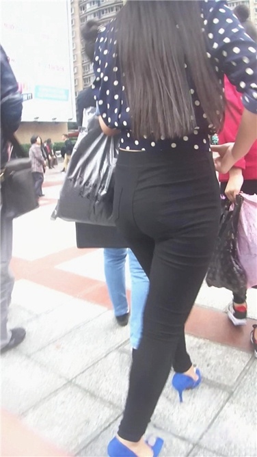 黑色紧身铅笔裤长发美女[MP4/622MB]