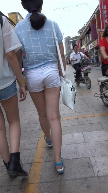 戴帽子的青春白色热裤美眉[MP4/603MB]