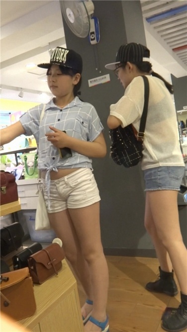 戴帽子的青春白色热裤美眉[MP4/603MB]