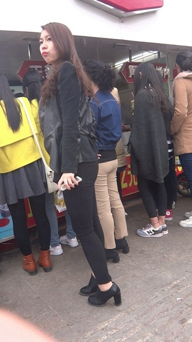 性感的黑裤美妇[MP4/3.1GB]