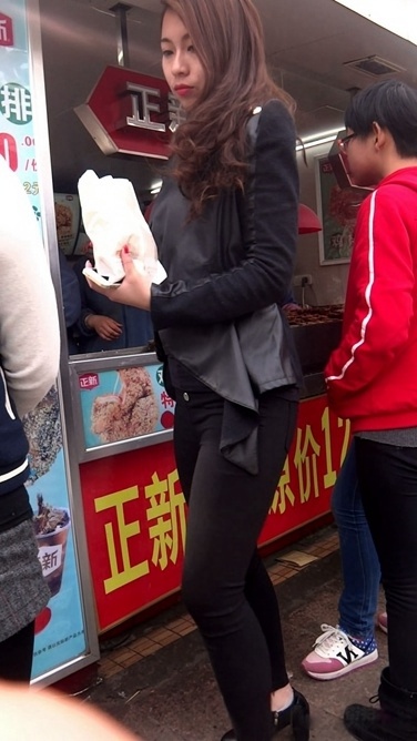 性感的黑裤美妇[MP4/3.1GB]