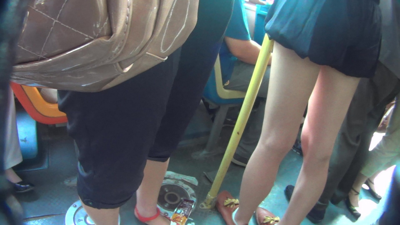 公交车内拍到的白嫩腿[2.53G/MP4]